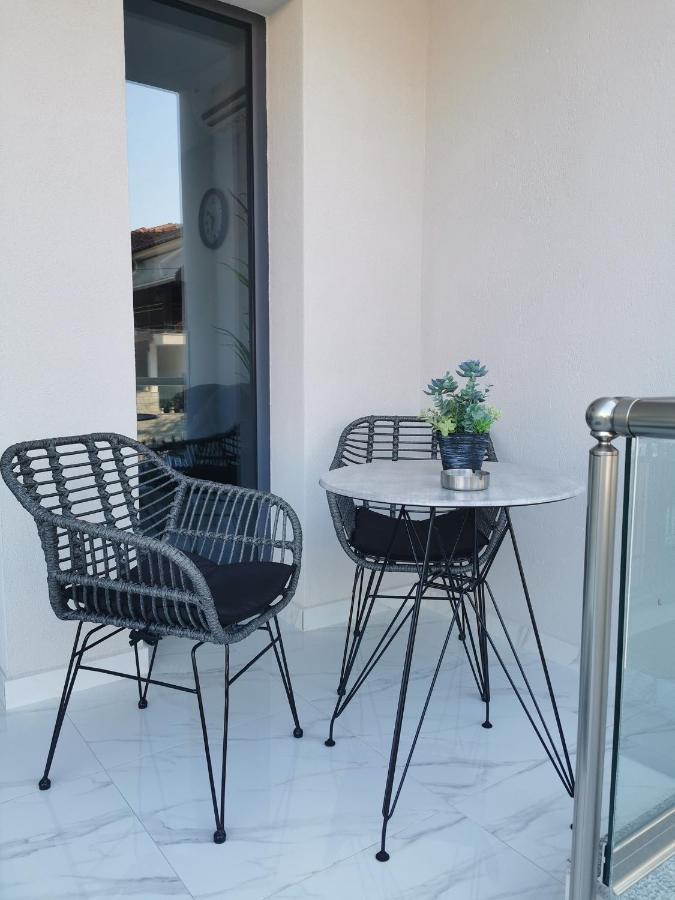 Armonia Luxury Suites Vrasná Buitenkant foto
